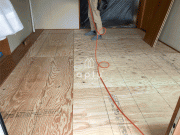 ですので根太を組んでそのうえに床下地材を設置。下地材の上に設置するフローリング材の高さを考慮して床の下地を組んでいきます。