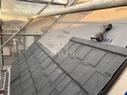 防水シートの上に新しい屋根材を設置していきます。<br />
下地木材（野地板）にビスで固定し重なる屋根材同氏もビスで締めて固定していきます。