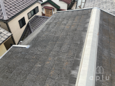 アスベスト含有のスレート屋根ということもあり屋根材自体の劣化はみられませんでしたが、屋根材表層の保護材が風化して雨水が浸水する状態でした。<br />
