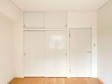 お部屋に入る扉は、白の木目調の物へ交換をし、並びにある収納は、内部をクロス仕上げ、表面を建具に合わせ”ミルキーホワイト”で塗装をしました。