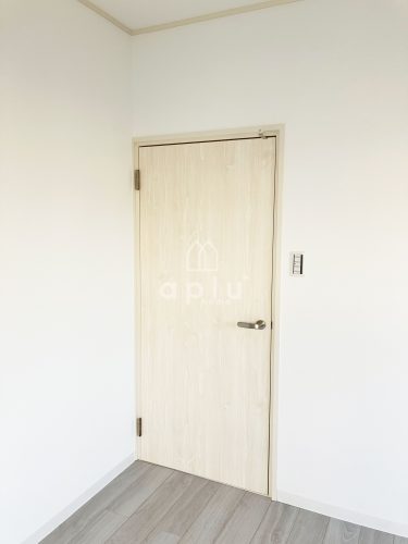 交換後のドアです。<br />
床や壁に合わせ、白の木目柄で交換。<br />
ドア枠も色を合わせ塗装しなおしました！