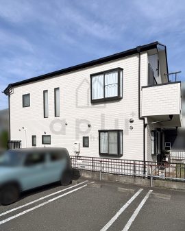 【塗装後】<br />
長年の風雨にさらされた外壁が、見違えるように明るくリフレッシュ。<br />
光を反射するホワイトカラーが、住まい全体を爽やかな印象に導いてくれます。