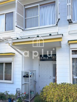【施工後】<br />
黄色部分は引き続き黄色のままで。<br />
白い外壁に立体感とアクセントをあしらってくれています。