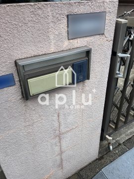 【施工前】<br />
ひび割れや汚れが目立っていました。