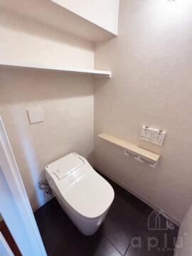 トイレの壁紙を張り替えました！<br />
小物や日用品の置ける棚板を造作しました。