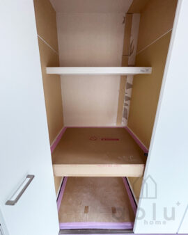 【施工中④】<br />
内部を造作しました。<br />
布団が収納できる棚をつけました。