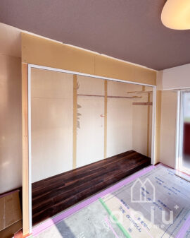 【施工中③】<br />
壁・床・建具のレールを付けました。