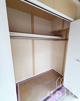 【施工中⑤】<br />
内部右側はポールを前後に配置し、衣類の収納量が増えました。