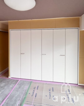 【施工中⑥】<br />
建具を白色にすることで、収納を大きくしても圧迫感がなく、空間全体が明るく広く感じられます。