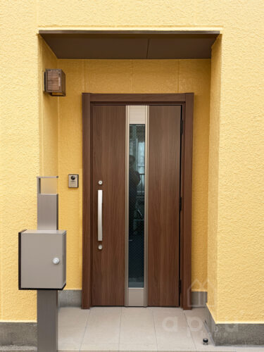 玄関タイルを大判タイルへ張り替え、サインポストを最新モデルに交換しました。