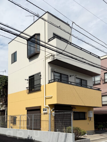 今回は上下で色を分けるツートンカラーを採用