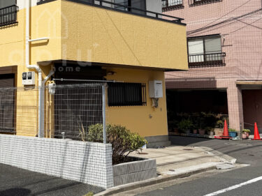 ブロック塀を撤去し、お車の出し入れもしやすい開放的なスペースを確保しました。