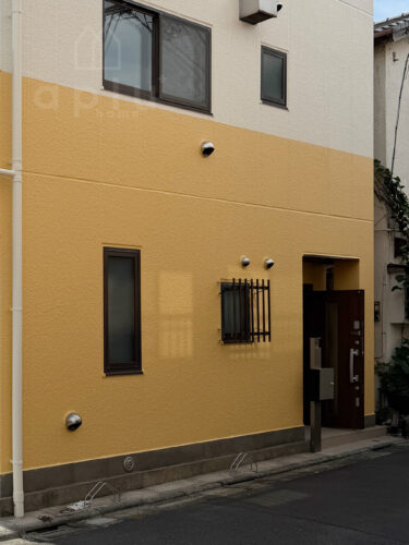 高圧洗浄で汚れを綺麗に落としてから塗装をしました。