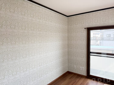 ２つの部屋の間の襖を撤去。<br />
新たに間仕切り壁を設け、独立した２つの部屋となりました。