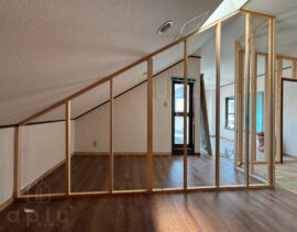 （共用クローゼット側）<br />
勾配天井に合わせて壁を造作。