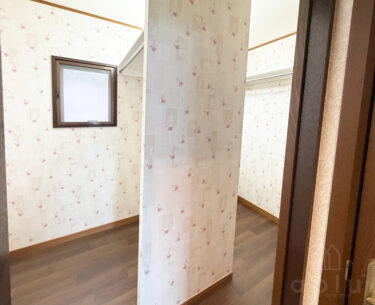 可愛らしいアクセントクロス（リトルミイ柄）で、扉を開けるのが楽しみになる「機能的なWIC」へと生まれ変わりました。