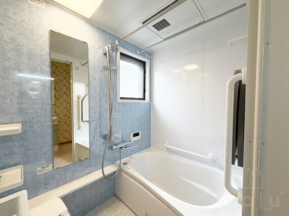 TOTO　ユニットバス<br />
お掃除ラクラクほっカラリ床、ゆるリラ浴槽