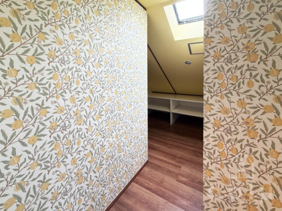 （共用クローゼット側）<br />
壁紙はモリスを使用し、華やかになりました。<br />
部屋の奥には棚を造作し、無駄なく収納として活用。