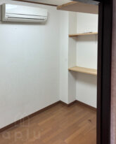 以前は、簡易的な棚が2段あるだけの「モノ置きスペース」でした。