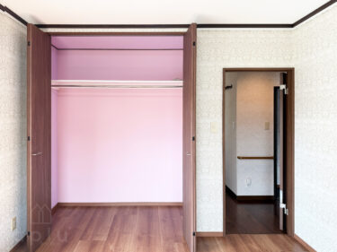 収納内正面はピンクのクロス、サイドには薄紫色のクロスを。