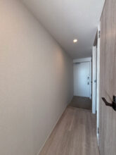 白いクロスで清潔感はあるものの、少し寂しい印象。