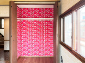 ウニッコ柄のアクセントクロスで、扉を開けるたびに気分があがります。