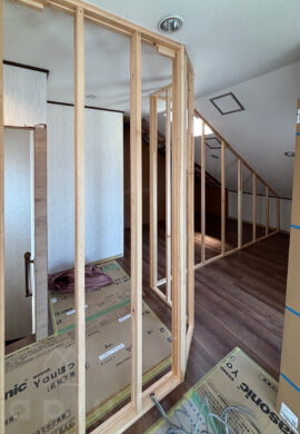 （子供部屋側）<br />
壁を造作中。