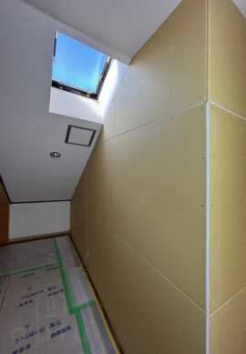 （共用クローゼット側）<br />
壁が完成し、クロスを貼る前の様子です。