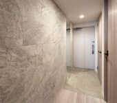 『エコカラット×天井高の姿見』で創る、ホテルのような玄関