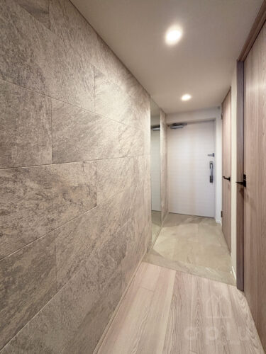 石目調の質感が加わり、ホテルのようなラグジュアリーな空間へ。