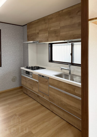 毎日の家事がはかどるシステムキッチンへ。<br />
食洗機、浄水器、大容量のスライド収納を完備。