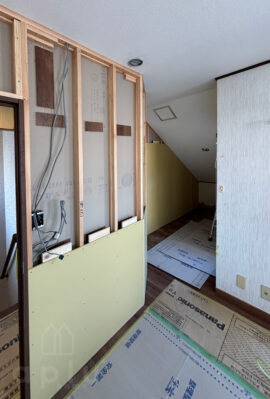 （子供部屋側）<br />
壁を造作中。