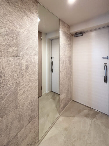 天井高の鏡により、機能性と開放感が劇的にアップ。