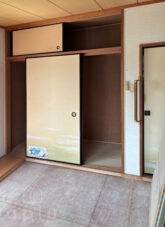 和室側には押し入れがありました。