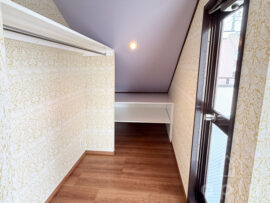 （子供部屋側）<br />
部屋の奥はウォークインクローゼットとして使用できるようにハンガーパイプを設置。<br />
天井は薄紫色のアクセントクロスで華やかに。