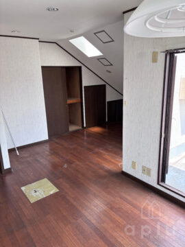 部屋の奥は勾配天井になっており、壁には収納がありました。